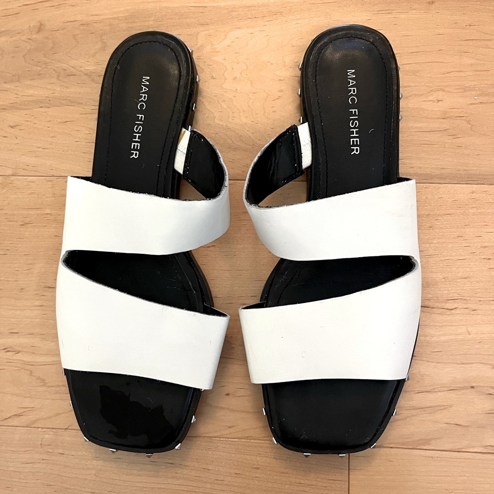 🤍Marc Fisher Black and White Slide Sandals